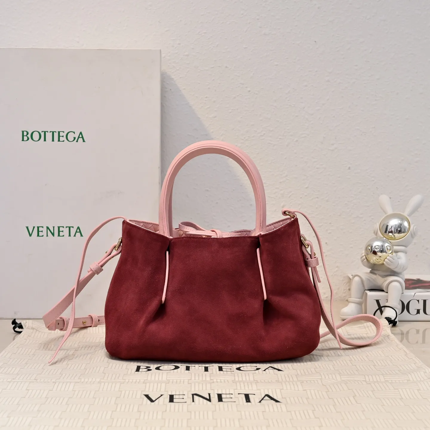 Batch 1760 BOTTEGA VENETA 2025 new product pinacoteca has super soft leather, and the weaving function, practicality and relaxed fashion sense have not fallen behind❤️‍🔥Amway has given sisters a must-have bag when going out. The size of the bag also accurately meets the commuting needs of urban beauties. It can accommodate mobile phones, keys, lipstick, powder, sunscreen, shopping bags...all of it! ! ! 🔥The capacity should not be underestimated~ It does not choose people, clothes, or occasions. With its majestic curved outline, exquisite woven texture, delicate edges and rounded handles, this woven vegetable basket bag truly achieves the goal of "dressing up and being fashionable without getting in the way"~ Are you interested in Jimei? Style number: 9004 Size: 24*15*12cm